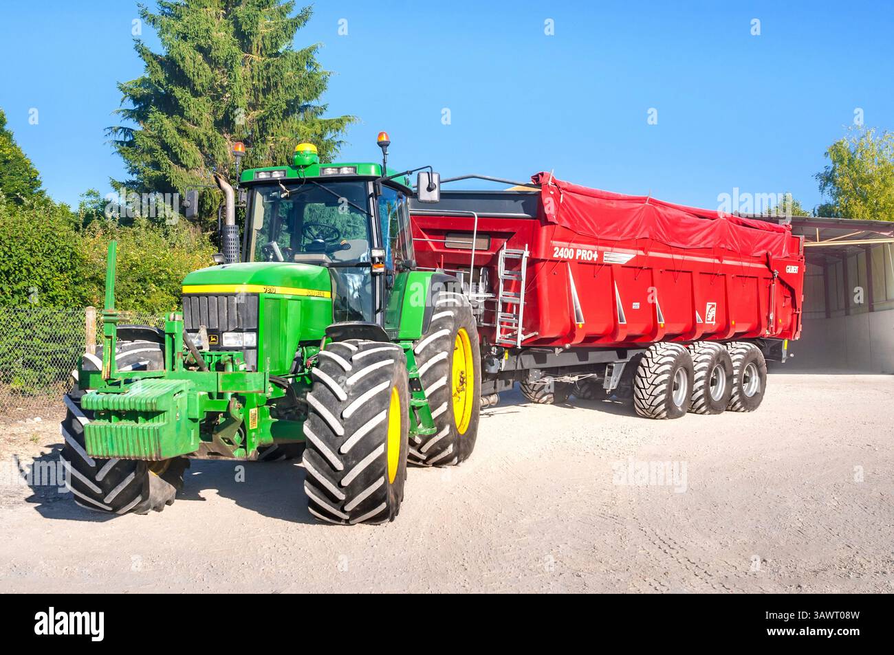 John Deere 7810-Traktor mit Gilibert 2400 Pro+ Getreideanhänger – Zentralfrankreich. Stockfoto
