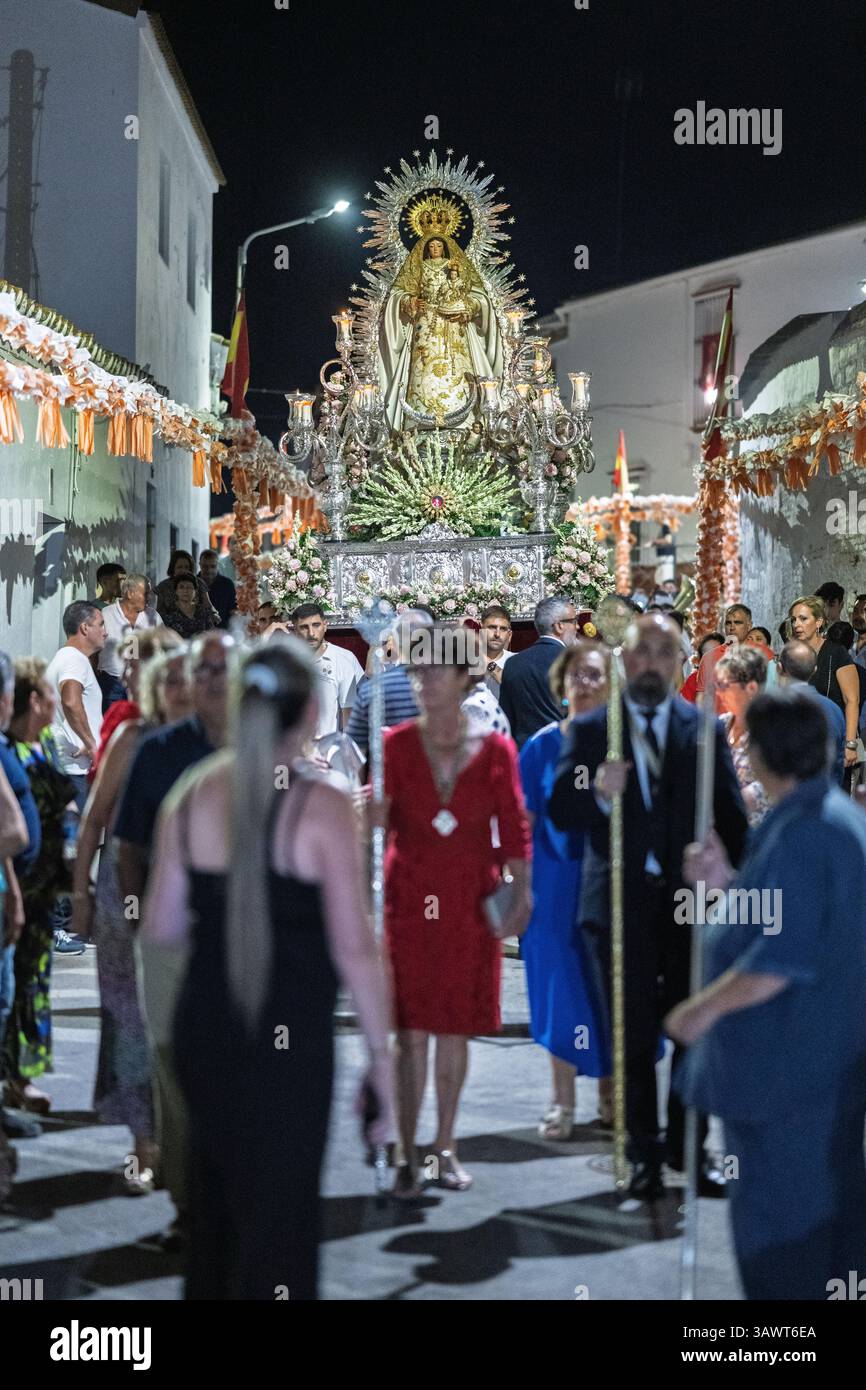 Castilleja, Spanien, 11. August 2024, die Jungfrau von Buen Suceso wird während des lebhaften Festes der schutzheiligen durch die Straßen von Castilleja del Campo getragen Stockfoto