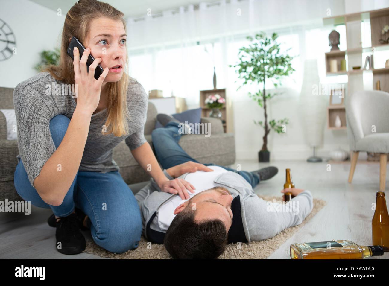 Eine junge Frau, die einen Notfall-Freund mit Schlaganfall anruft Stockfoto