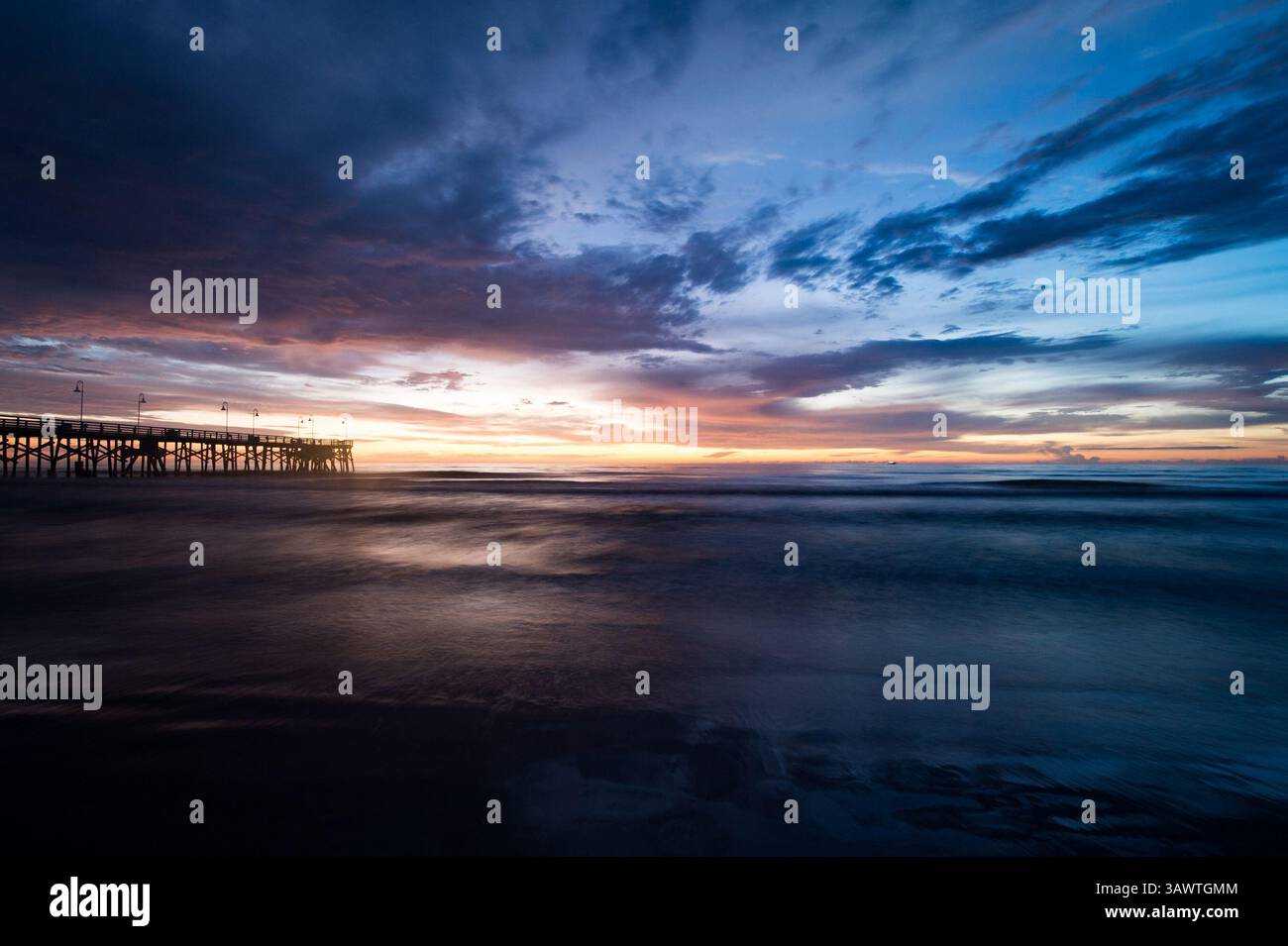 August 2016 - Daytona Beach, Florida, USA S - der Himmel erhellt sich früh, wenn die Sonne vom Atlantik in der Nähe des berühmten Daytona Beach Pier aufgeht. (Kreditbild: © Michael Johnson via ZUMA Wire) Stockfoto