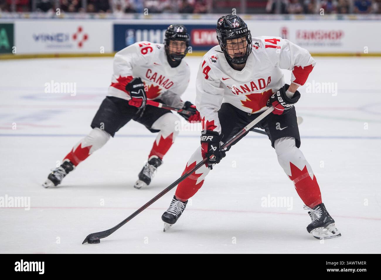 Budweis, Tschechische Republik. April 2025. Emily Clark, Linke und Renata Fast aus Kanada in Aktion während der Eishockey IIHF Frauen-Weltmeisterschaft, dem Goldmedaillenspiel USA gegen Kanada, Ceske Budejovice, Tschechien, 20. April 2025. Quelle: Petr Skrivanek/CTK Photo/Alamy Live News Stockfoto