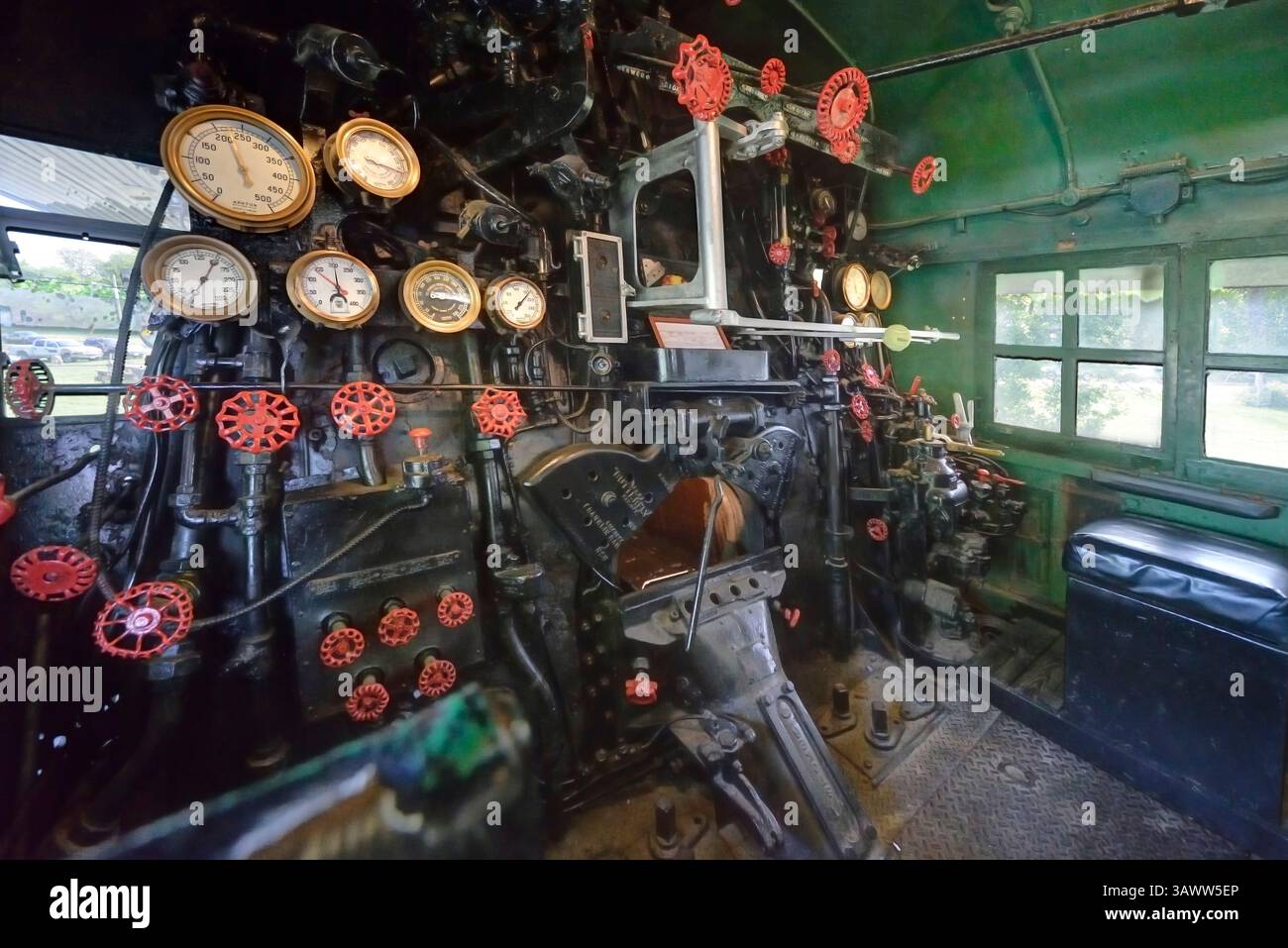 Springfield, Missouri - 25. April 2017: Innenansicht der Dampflokomotivsteuerung. Frisco Dampflokomotive Nr. 4524 aus der Zeit 1943 parkte im Grant Beach Park. Stockfoto