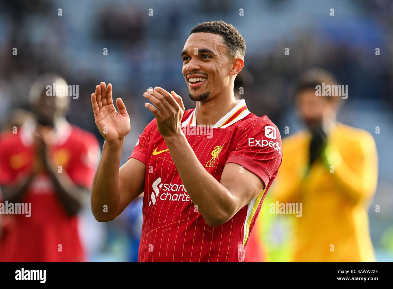 Leicester, Großbritannien. April 2025. Trent Alexander-Arnold aus Liverpool applaudiert den Fans am Ende des Spiels Leicester City gegen Liverpool Premier League im King Power Stadium in Leicester. Der Bildnachweis sollte lauten: Craig Thomas/Sportimage Credit: Sportimage Ltd/Alamy Live News Stockfoto