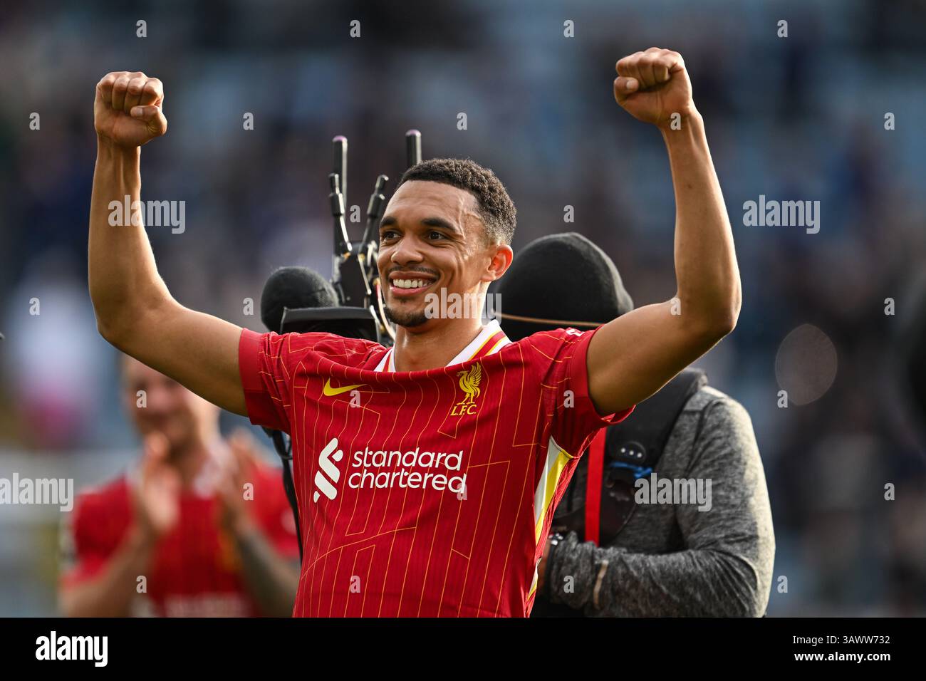 Leicester, Großbritannien. April 2025. Trent Alexander-Arnold aus Liverpool feiert mit den Fans am Ende des Spiels Leicester City gegen Liverpool Premier League im King Power Stadium in Leicester. Der Bildnachweis sollte lauten: Craig Thomas/Sportimage Credit: Sportimage Ltd/Alamy Live News Stockfoto