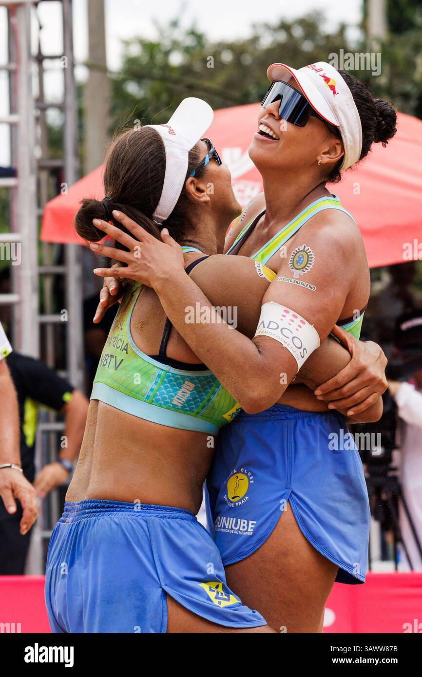 Brasilia, Brasilien. April 2025. Brasília, DF - 20.04.2025: BEACH pro TOUR ELITE 16 IN BRASILIA - Duda und Ana Patrícia (BRA) gewinnen das dritte Spiel gegen Van Driel und Bekhuis (NED) bei der BEACH pro TOUR - ELITE 16 - BRASILIA im Parque da Cidade Sarah Kubitschek in Brasília, DF. (Foto: Wagner Araújo/Fotoarena) Foto Arena LTDA/Alamy Live News Stockfoto