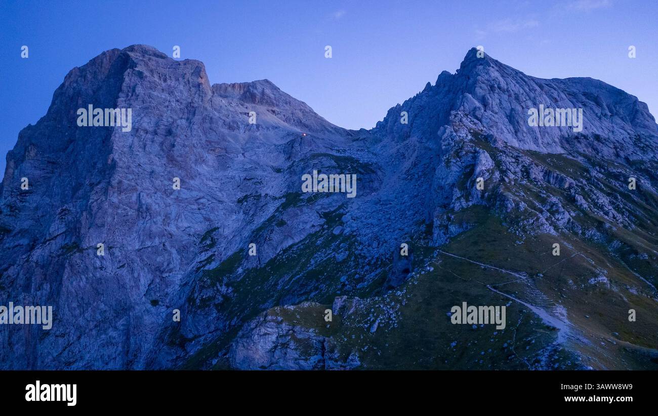 Blick auf den Gran sasso während der blauen Stunde im Apennin, Italien. Dämmerungslichter heben die dramatischen Gipfel und den Himmel hervor Stockfoto