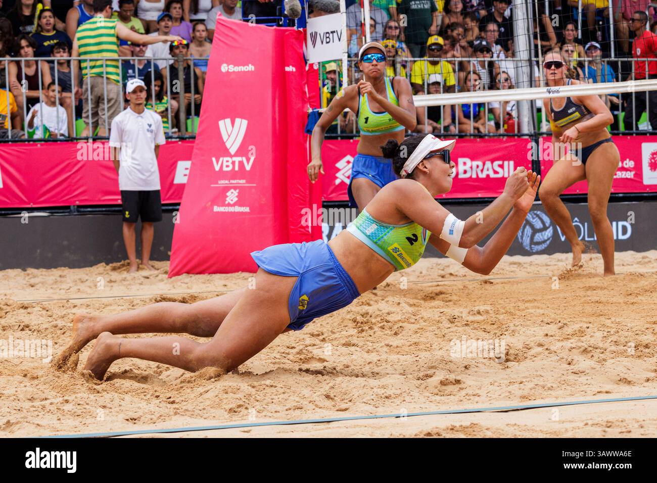 Brasilia, Brasilien. April 2025. Brasília, DF - 20.04.2025: BEACH pro TOUR ELITE 16 IN BRASILIA - Duda und Ana Patrícia (BRA) gewinnen das dritte Spiel gegen Van Driel und Bekhuis (NED) bei der BEACH pro TOUR - ELITE 16 - BRASILIA im Parque da Cidade Sarah Kubitschek in Brasília, DF. (Foto: Wagner Araújo/Fotoarena) Foto Arena LTDA/Alamy Live News Stockfoto