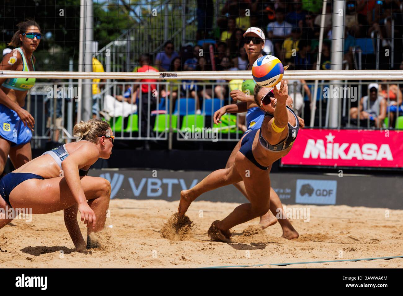 Brasilia, Brasilien. April 2025. Brasília, DF - 20.04.2025: BEACH pro TOUR ELITE 16 IN BRASILIA - Duda und Ana Patrícia (BRA) gewinnen das dritte Spiel gegen Van Driel und Bekhuis (NED) bei der BEACH pro TOUR - ELITE 16 - BRASILIA im Parque da Cidade Sarah Kubitschek in Brasília, DF. (Foto: Wagner Araújo/Fotoarena) Foto Arena LTDA/Alamy Live News Stockfoto