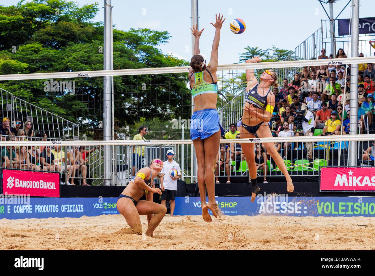 Brasilia, Brasilien. April 2025. Brasília, DF - 20.04.2025: BEACH pro TOUR ELITE 16 IN BRASILIA - Duda und Ana Patrícia (BRA) gewinnen das dritte Spiel gegen Van Driel und Bekhuis (NED) bei der BEACH pro TOUR - ELITE 16 - BRASILIA im Parque da Cidade Sarah Kubitschek in Brasília, DF. (Foto: Wagner Araújo/Fotoarena) Foto Arena LTDA/Alamy Live News Stockfoto