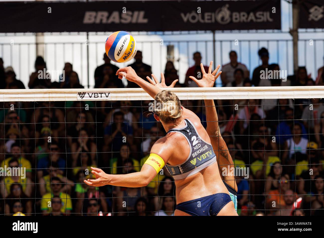 Brasilia, Brasilien. April 2025. Brasília, DF - 20.04.2025: BEACH pro TOUR ELITE 16 IN BRASILIA - Duda und Ana Patrícia (BRA) gewinnen das dritte Spiel gegen Van Driel und Bekhuis (NED) bei der BEACH pro TOUR - ELITE 16 - BRASILIA im Parque da Cidade Sarah Kubitschek in Brasília, DF. (Foto: Wagner Araújo/Fotoarena) Foto Arena LTDA/Alamy Live News Stockfoto