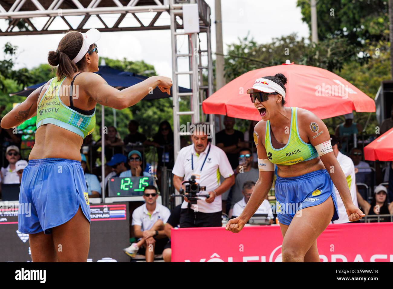 Brasilia, Brasilien. April 2025. Brasília, DF - 20.04.2025: BEACH pro TOUR ELITE 16 IN BRASILIA - Duda und Ana Patrícia (BRA) gewinnen das dritte Spiel gegen Van Driel und Bekhuis (NED) bei der BEACH pro TOUR - ELITE 16 - BRASILIA im Parque da Cidade Sarah Kubitschek in Brasília, DF. (Foto: Wagner Araújo/Fotoarena) Foto Arena LTDA/Alamy Live News Stockfoto
