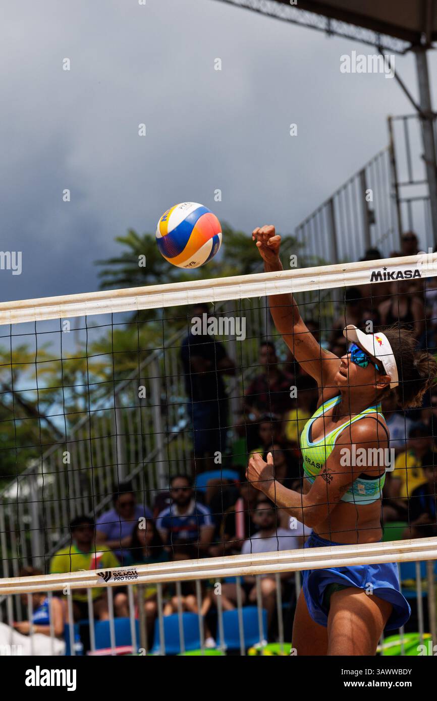 Brasilia, Brasilien. April 2025. Brasília, DF - 20.04.2025: BEACH pro TOUR ELITE 16 IN BRASILIA - Duda und Ana Patrícia (BRA) gewinnen das dritte Spiel gegen Van Driel und Bekhuis (NED) bei der BEACH pro TOUR - ELITE 16 - BRASILIA im Parque da Cidade Sarah Kubitschek in Brasília, DF. (Foto: Wagner Araújo/Fotoarena) Foto Arena LTDA/Alamy Live News Stockfoto