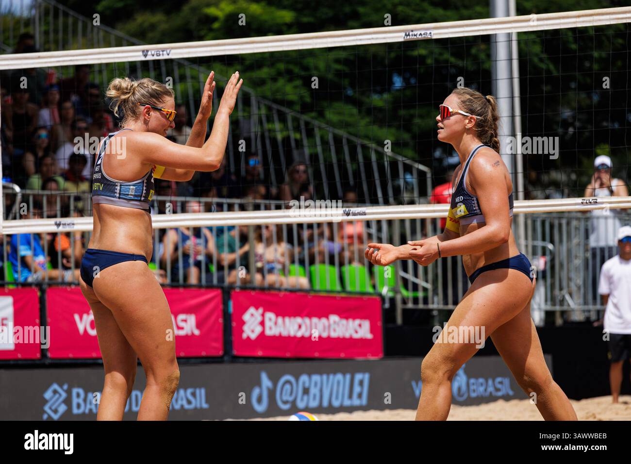 Brasilia, Brasilien. April 2025. Brasília, DF - 20.04.2025: BEACH pro TOUR ELITE 16 IN BRASILIA - Duda und Ana Patrícia (BRA) gewinnen das dritte Spiel gegen Van Driel und Bekhuis (NED) bei der BEACH pro TOUR - ELITE 16 - BRASILIA im Parque da Cidade Sarah Kubitschek in Brasília, DF. (Foto: Wagner Araújo/Fotoarena) Foto Arena LTDA/Alamy Live News Stockfoto