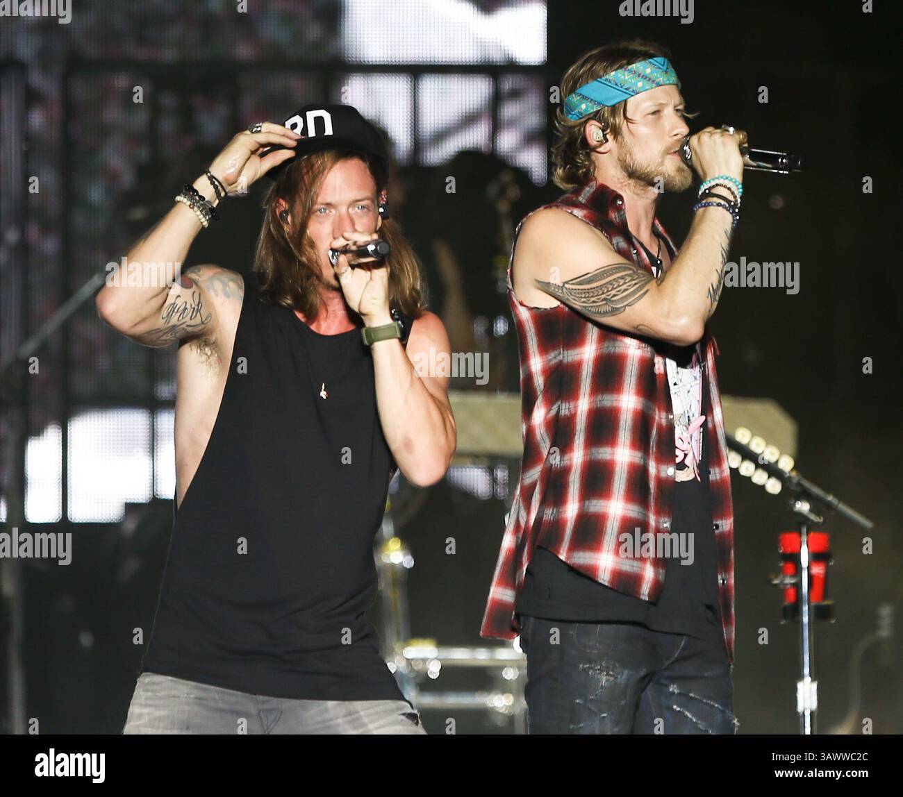 22. Juli 2016 – Twin Lakes, Wisconsin, USA – Tyler Hubbard (L) und Brian Kelley von Florida Georgia Line treten auf der Bühne des Country Thunder Music Festivals auf – Tag 2. (Bild: © Debby Wong via ZUMA Wire) Stockfoto