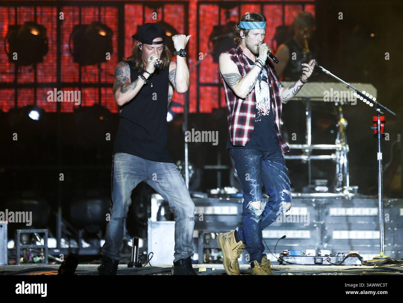 22. Juli 2016 – Twin Lakes, Wisconsin, USA – Tyler Hubbard (L) und Brian Kelley von Florida Georgia Line treten auf der Bühne des Country Thunder Music Festivals auf – Tag 2. (Bild: © Debby Wong via ZUMA Wire) Stockfoto