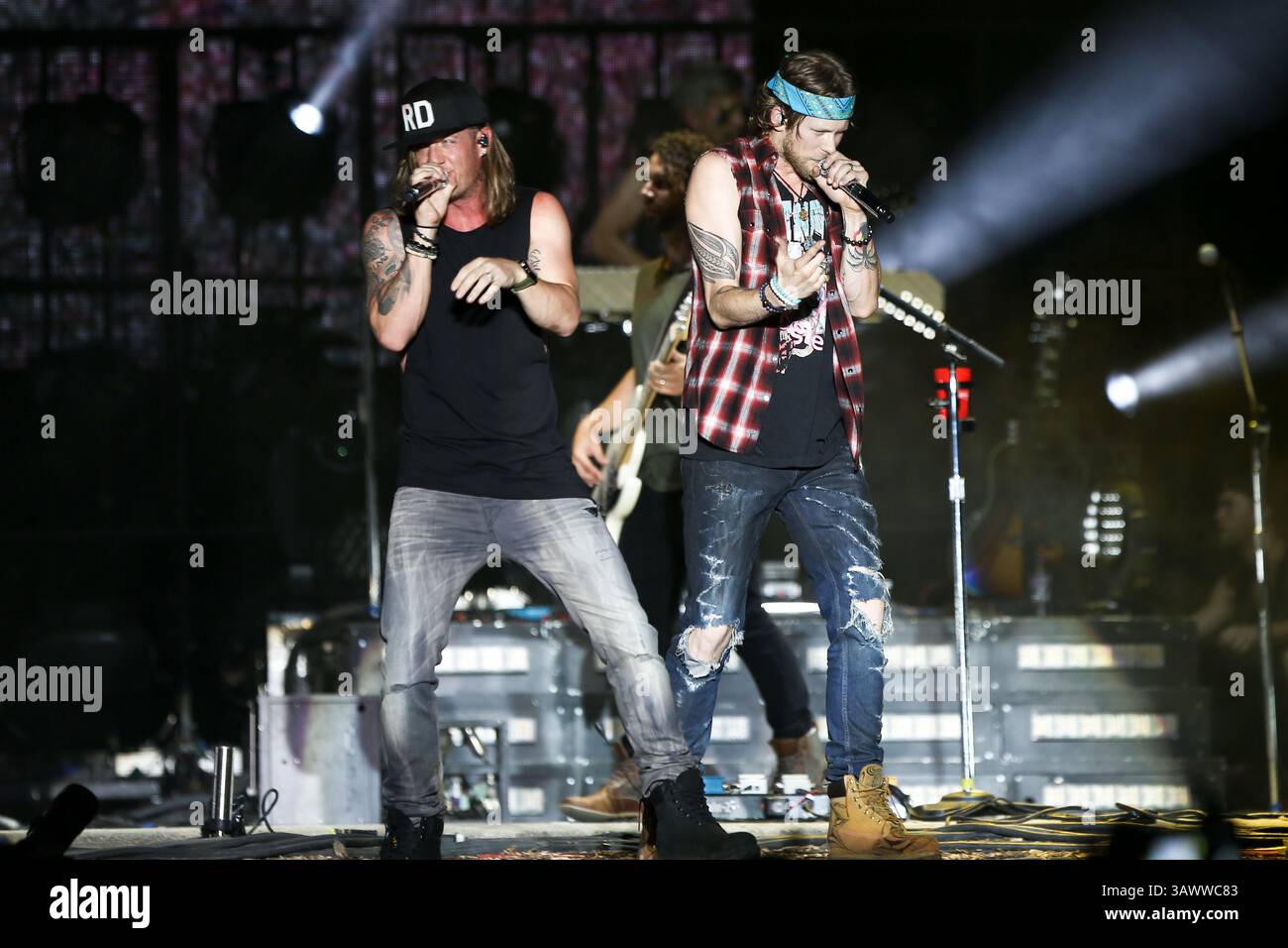 22. Juli 2016 – Twin Lakes, Wisconsin, USA – Tyler Hubbard (L) und Brian Kelley von Florida Georgia Line treten auf der Bühne des Country Thunder Music Festivals auf – Tag 2. (Bild: © Debby Wong via ZUMA Wire) Stockfoto