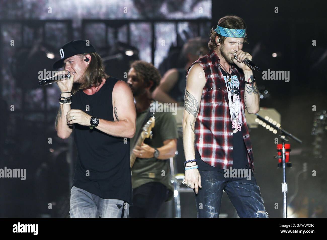 22. Juli 2016 – Twin Lakes, Wisconsin, USA – Tyler Hubbard (L) und Brian Kelley von Florida Georgia Line treten auf der Bühne des Country Thunder Music Festivals auf – Tag 2. (Bild: © Debby Wong via ZUMA Wire) Stockfoto
