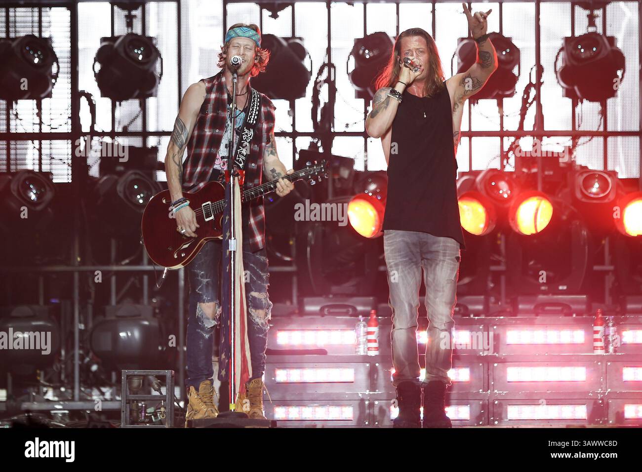 22. Juli 2016 – Twin Lakes, Wisconsin, USA – Tyler Hubbard (R) und Brian Kelley von Florida Georgia Line treten auf der Bühne des Country Thunder Music Festivals auf – Tag 2. (Bild: © Debby Wong via ZUMA Wire) Stockfoto