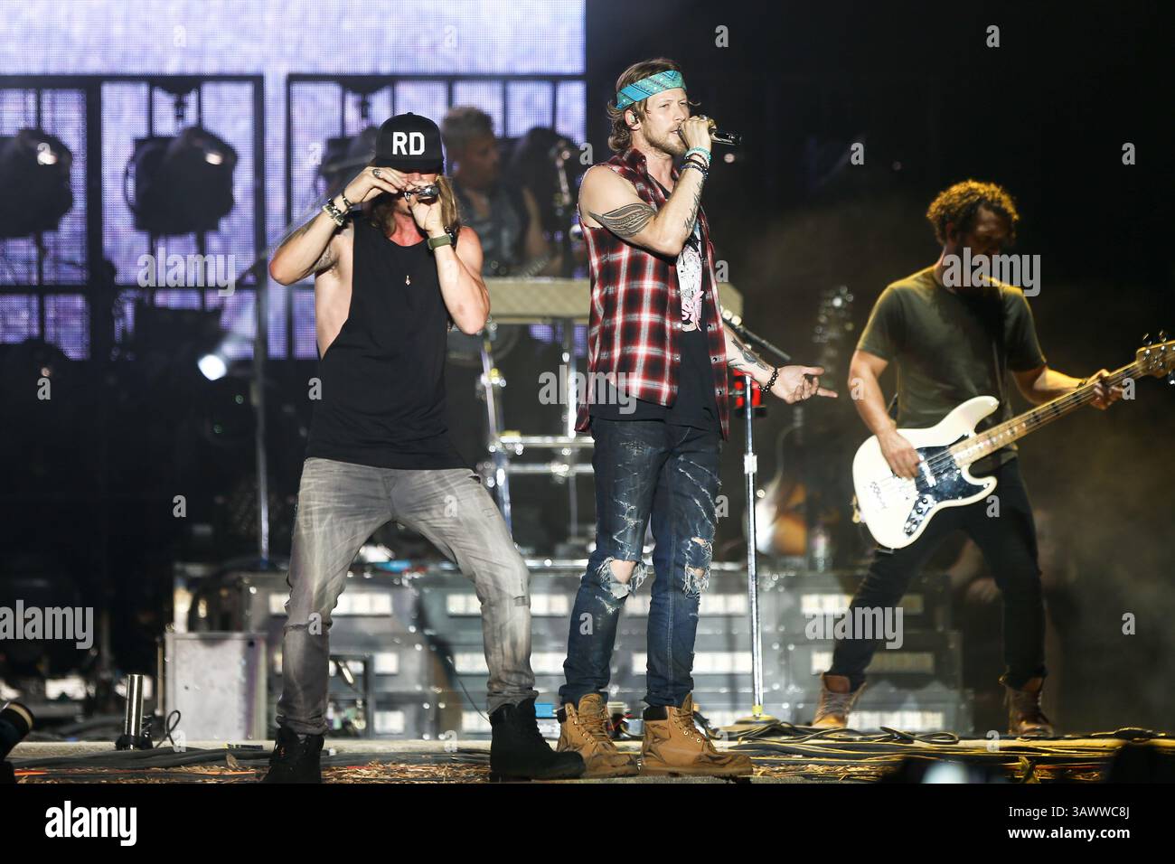 22. Juli 2016 – Twin Lakes, Wisconsin, USA – Tyler Hubbard (L) und Brian Kelley von Florida Georgia Line treten auf der Bühne des Country Thunder Music Festivals auf – Tag 2. (Bild: © Debby Wong via ZUMA Wire) Stockfoto