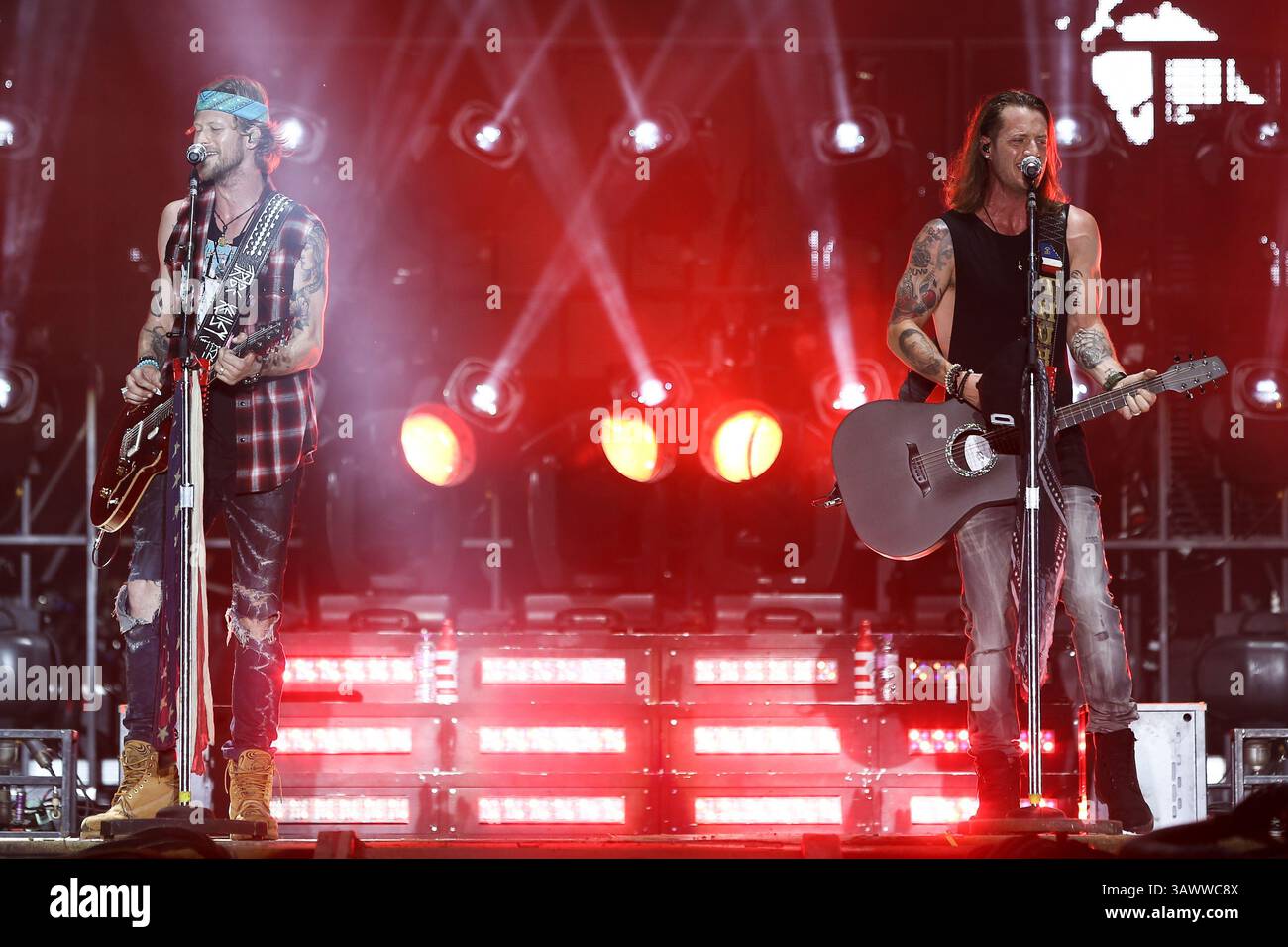 22. Juli 2016 – Twin Lakes, Wisconsin, USA – Tyler Hubbard (R) und Brian Kelley von Florida Georgia Line treten auf der Bühne des Country Thunder Music Festivals auf – Tag 2. (Bild: © Debby Wong via ZUMA Wire) Stockfoto