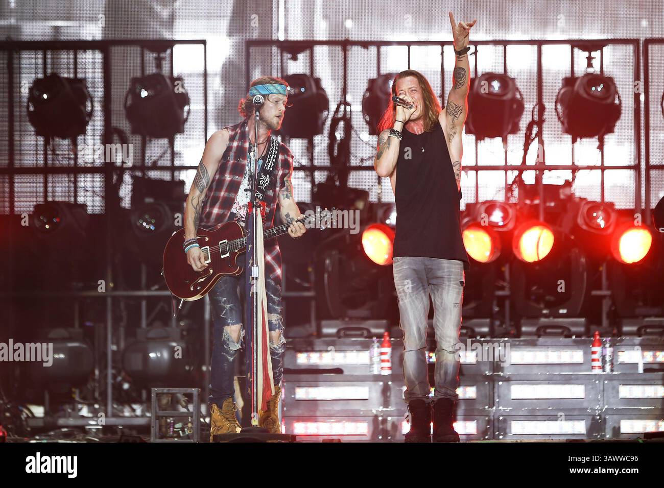 22. Juli 2016 – Twin Lakes, Wisconsin, USA – Tyler Hubbard (R) und Brian Kelley von Florida Georgia Line treten auf der Bühne des Country Thunder Music Festivals auf – Tag 2. (Bild: © Debby Wong via ZUMA Wire) Stockfoto