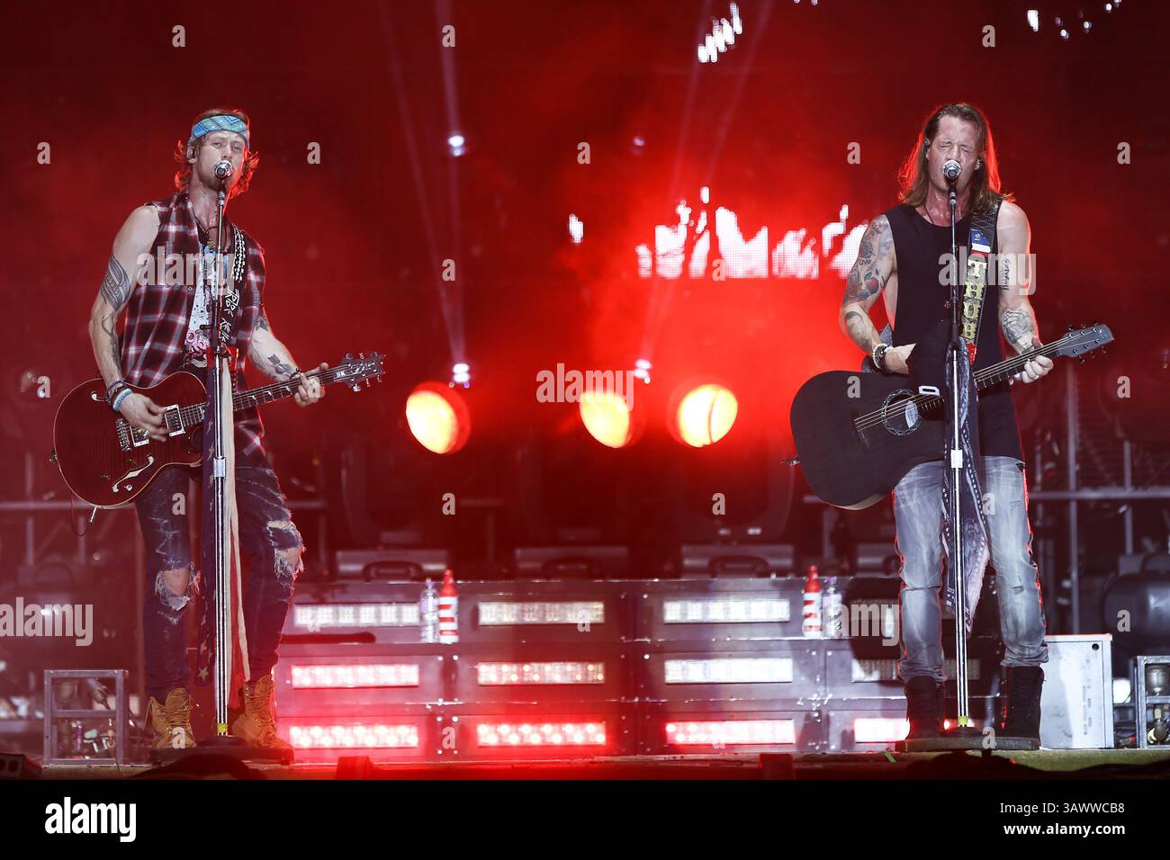 22. Juli 2016 – Twin Lakes, Wisconsin, USA – Tyler Hubbard (R) und Brian Kelley von Florida Georgia Line treten auf der Bühne des Country Thunder Music Festivals auf – Tag 2. (Bild: © Debby Wong via ZUMA Wire) Stockfoto