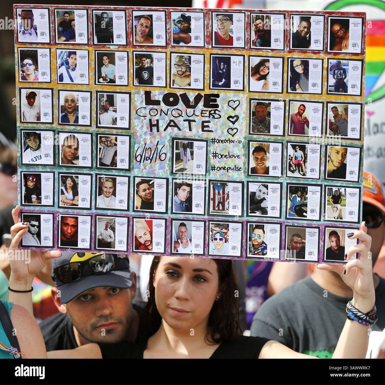 18. Juni 2016 – Orlando, FL, USA – JChris Fernandez und Samantha McHarg halten am Samstag, den 18. Juni 2016, ein Poster mit Opfern während einer Kundgebung vor der Cathedral Church of Saint Luke in Orlando, Florida. (Bild: © Al Diaz/TNS via ZUMA Wire) Stockfoto
