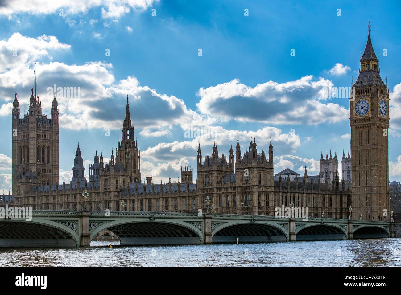 Blick auf die Themse mit Westminster Bridge, Elizabeth Tower, Victoria Tower und dem Parlament unter blauem Himmel mit Wolken im Zentrum von London. Stockfoto