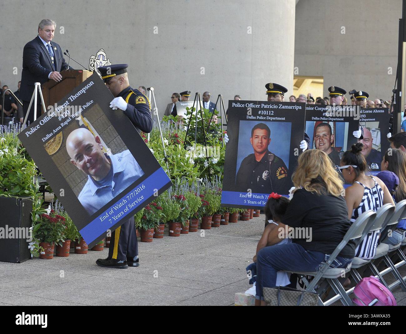 11. Juli 2016 - Dallas, TX, USA - Polizeibeamte von Dallas bringen große Erinnerungsfotos von Polizisten, die bei der Erschießung in der letzten Woche bei einer Kerzenlicht-Mahnwache am Dallas City Hall Plaza am Montag, den 11. Juli 2016 getötet wurden. (Kreditbild: © Max Faulkner/TNS via ZUMA Wire) Stockfoto