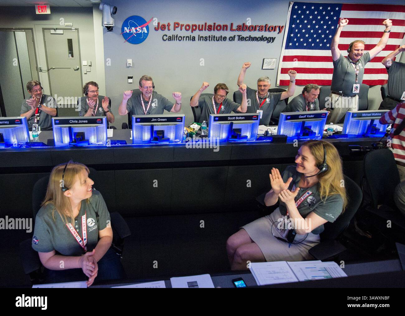 Juli 2016 - Florida - von links nach rechts Jack Connerney, stellvertretender Hauptuntersuchungsleiter und Mituntersuchungsleiter des Magnetometers, Goddard Space Flight Center der NASA; Chris Jones, Associate Director for Flight Projects and Mission Success, Jet Propulsion Laboratory (JPL) der NASA; Dr. Jim Green, Planetary Science Division Director, NASA; Scott Bolton, Juno Principal Investigator, Southwest Research Institute; Geoff Yoder, stellvertretender Verwaltungsrat des Science Mission Directorate der NASA; Michael Watkins, Direktor des Jet Propulsion Laboratory (JPL) der NASA; und Rick Nybakken, Juno Project Stockfoto