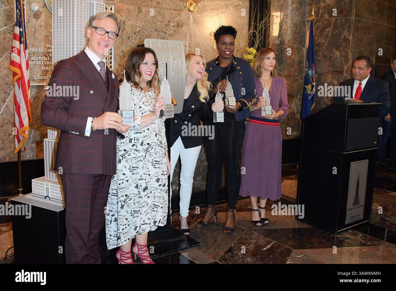 12. Juli 2016 - New York, New York, Vereinigte Staaten - Paul Feig, Melissa McCarthy, Kate McKinnon, Leslie Jones und Kristen Wiig besuchen das Empire State Building am 12. Juli 2016 in New York City (Credit Image: © Curtis Means/Ace Pictures via ZUMA Press) Stockfoto