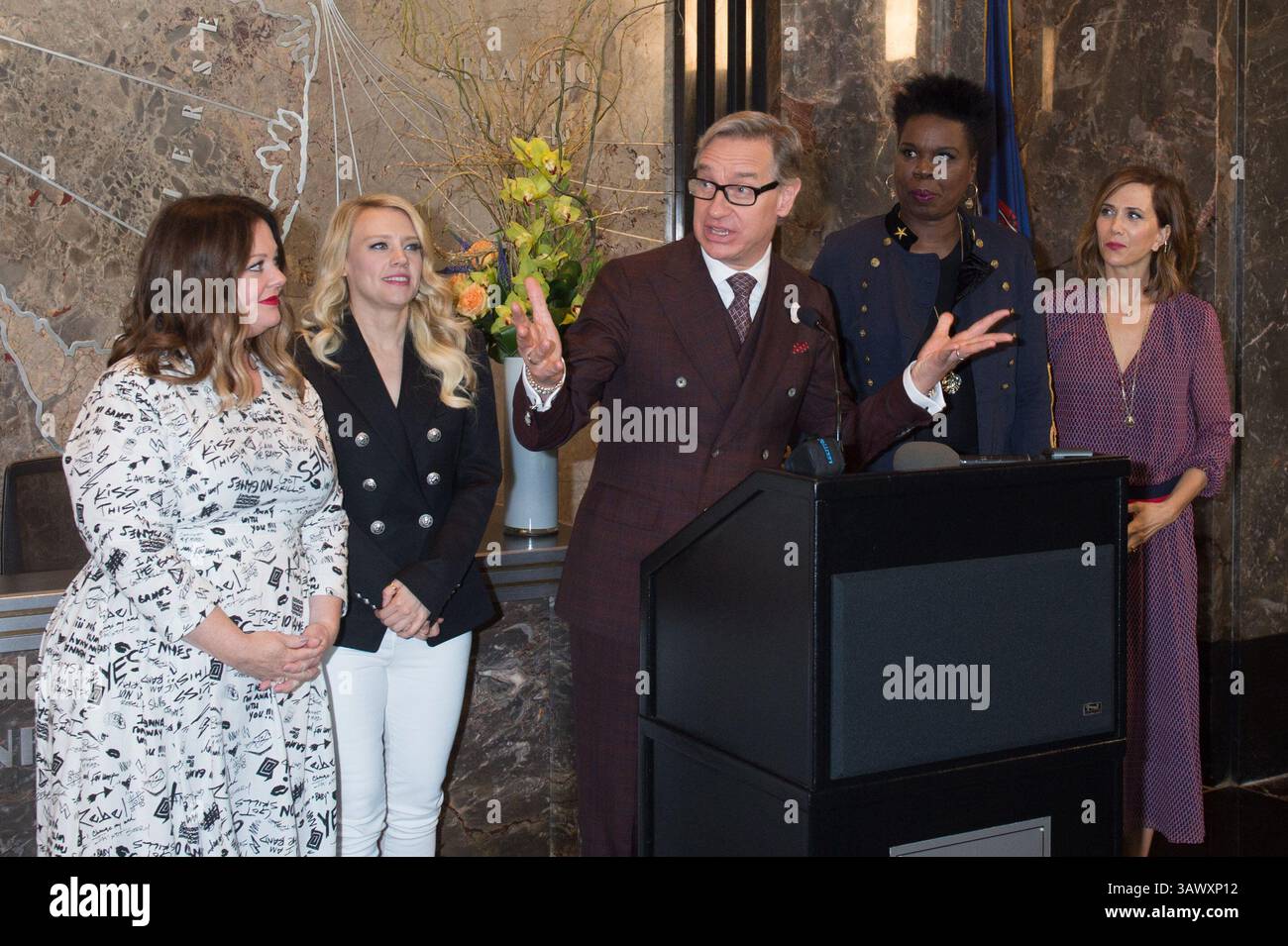 12. Juli 2016 – New York, New York, USA – die Besetzung von „Ghostbusters“ MELISSA MCCARTHY, KATE MCKINNON, LESLIE JONES und KRISTEN WIIG, mit Regisseur PAUL FEIG, Center, Light the Empire State Building, Dienstag, 12. Juli 2016. (Bild: © Bryan Smith via ZUMA Wire) Stockfoto