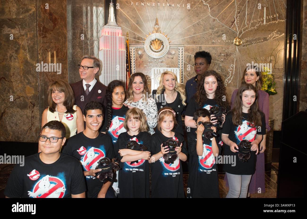 12. Juli 2016 - New York, New York, USA - Regisseur PAUL FEIG mit den Besetzungsmitgliedern MELISSA MCCARTHY, KATE MCKINNON, LESLIE JONES und KRISTEN WIIG Light the Empire State Building, Dienstag, 12. Juli 2016. (Bild: © Bryan Smith via ZUMA Wire) Stockfoto