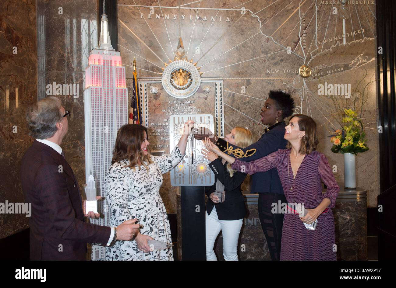 12. Juli 2016 - New York, New York, USA - Regisseur PAUL FEIG mit den Besetzungsmitgliedern MELISSA MCCARTHY, KATE MCKINNON, LESLIE JONES und KRISTEN WIIG Light the Empire State Building, Dienstag, 12. Juli 2016. (Bild: © Bryan Smith via ZUMA Wire) Stockfoto