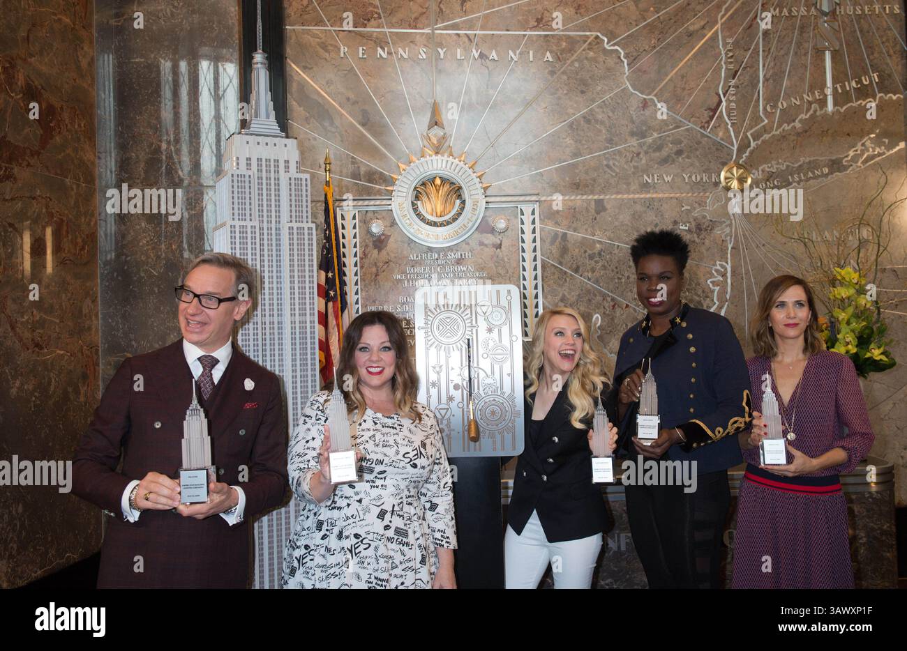 12. Juli 2016 - New York, New York, USA - Regisseur PAUL FEIG mit den Besetzungsmitgliedern MELISSA MCCARTHY, KATE MCKINNON, LESLIE JONES und KRISTEN WIIG Light the Empire State Building, Dienstag, 12. Juli 2016. (Bild: © Bryan Smith via ZUMA Wire) Stockfoto