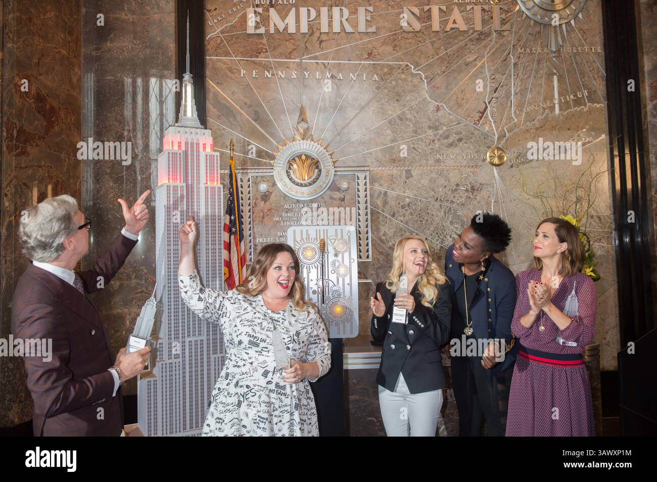 12. Juli 2016 - New York, New York, USA - Regisseur PAUL FEIG mit den Besetzungsmitgliedern MELISSA MCCARTHY, KATE MCKINNON, LESLIE JONES und KRISTEN WIIG Light the Empire State Building, Dienstag, 12. Juli 2016. (Bild: © Bryan Smith via ZUMA Wire) Stockfoto