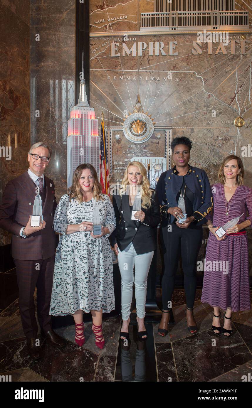 12. Juli 2016 - New York, New York, USA - Regisseur PAUL FEIG mit den Besetzungsmitgliedern MELISSA MCCARTHY, KATE MCKINNON, LESLIE JONES und KRISTEN WIIG Light the Empire State Building, Dienstag, 12. Juli 2016. (Bild: © Bryan Smith via ZUMA Wire) Stockfoto