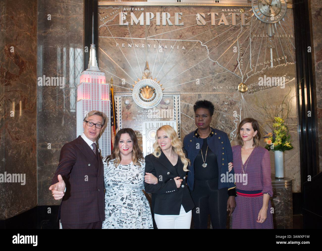 12. Juli 2016 - New York, New York, USA - Regisseur PAUL FEIG mit den Besetzungsmitgliedern MELISSA MCCARTHY, KATE MCKINNON, LESLIE JONES und KRISTEN WIIG Light the Empire State Building, Dienstag, 12. Juli 2016. (Bild: © Bryan Smith via ZUMA Wire) Stockfoto