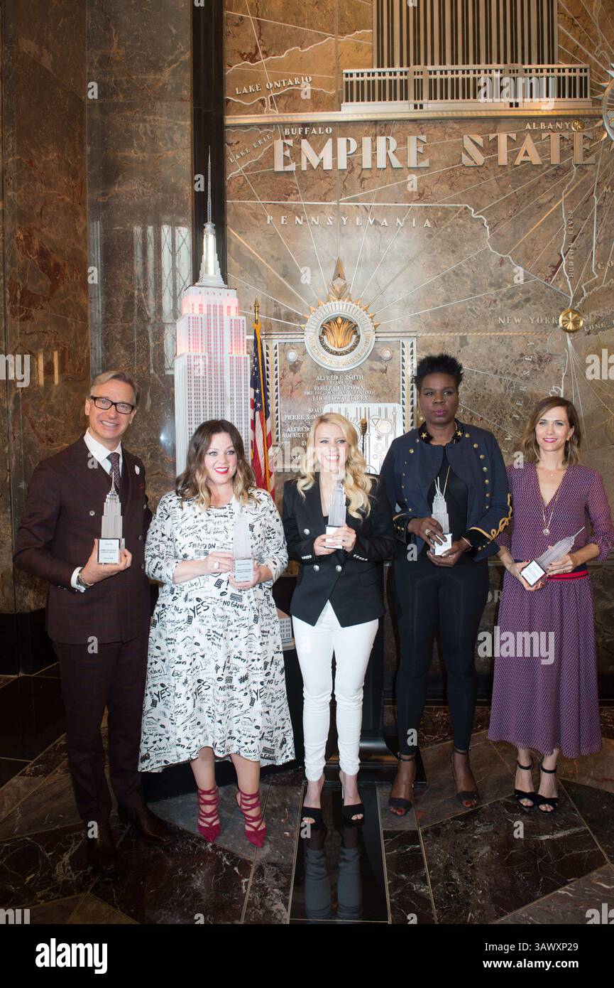 12. Juli 2016 - New York, New York, USA - Regisseur PAUL FEIG mit den Besetzungsmitgliedern MELISSA MCCARTHY, KATE MCKINNON, LESLIE JONES und KRISTEN WIIG Light the Empire State Building, Dienstag, 12. Juli 2016. (Bild: © Bryan Smith via ZUMA Wire) Stockfoto