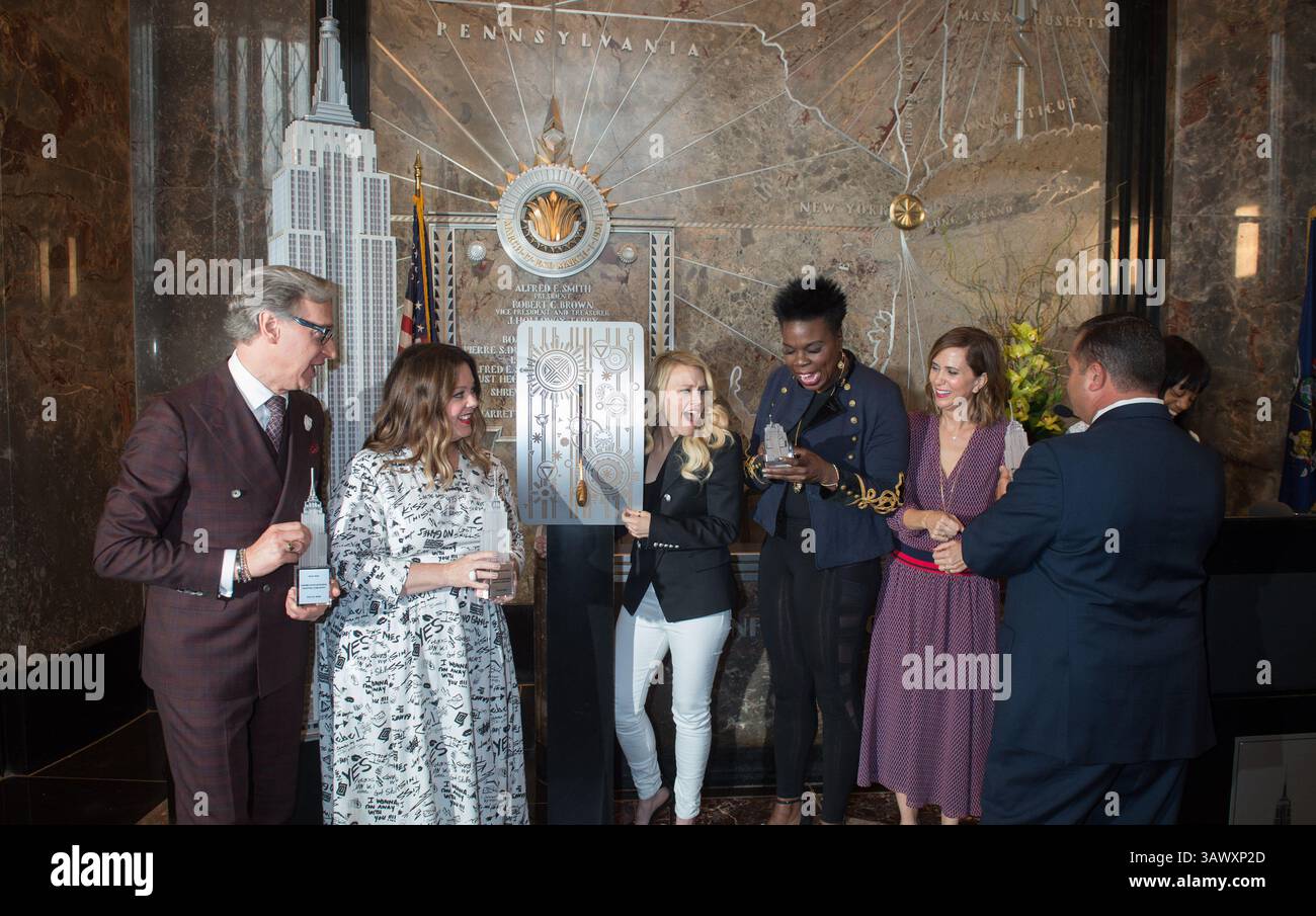 12. Juli 2016 - New York, New York, USA - Regisseur PAUL FEIG mit den Besetzungsmitgliedern MELISSA MCCARTHY, KATE MCKINNON, LESLIE JONES und KRISTEN WIIG Light the Empire State Building, Dienstag, 12. Juli 2016. (Bild: © Bryan Smith via ZUMA Wire) Stockfoto