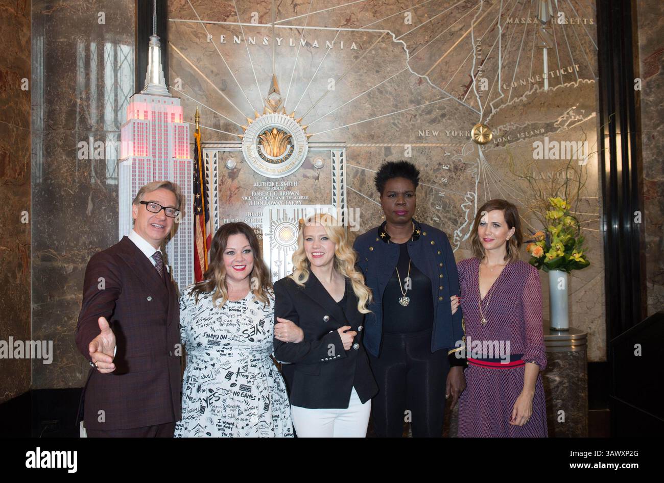 12. Juli 2016 - New York, New York, USA - Regisseur PAUL FEIG mit den Besetzungsmitgliedern MELISSA MCCARTHY, KATE MCKINNON, LESLIE JONES und KRISTEN WIIG Light the Empire State Building, Dienstag, 12. Juli 2016. (Bild: © Bryan Smith via ZUMA Wire) Stockfoto