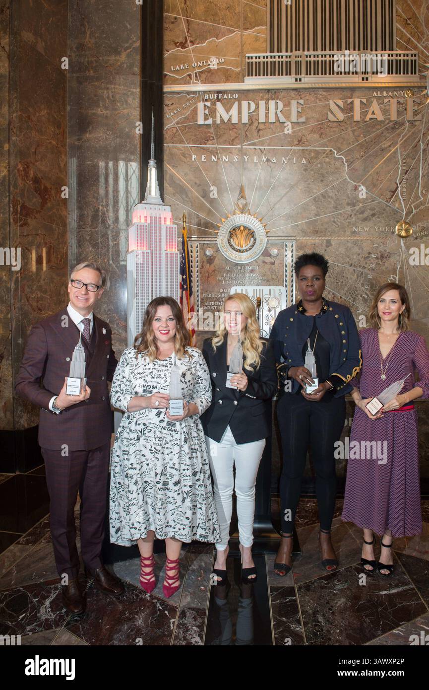 12. Juli 2016 - New York, New York, USA - Regisseur PAUL FEIG mit den Besetzungsmitgliedern MELISSA MCCARTHY, KATE MCKINNON, LESLIE JONES und KRISTEN WIIG Light the Empire State Building, Dienstag, 12. Juli 2016. (Bild: © Bryan Smith via ZUMA Wire) Stockfoto