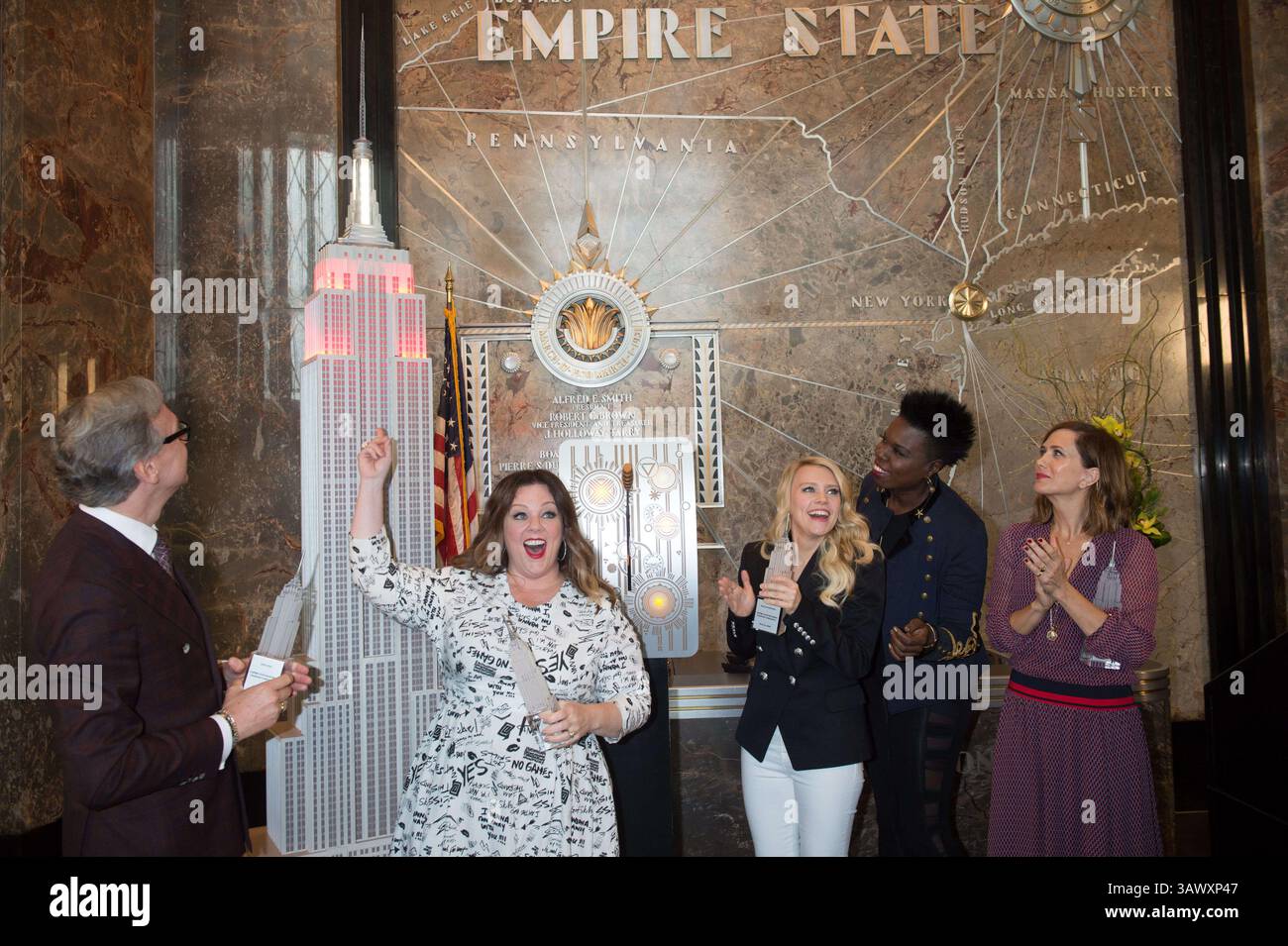12. Juli 2016 - New York, New York, USA - Regisseur PAUL FEIG mit den Besetzungsmitgliedern MELISSA MCCARTHY, KATE MCKINNON, LESLIE JONES und KRISTEN WIIG Light the Empire State Building, Dienstag, 12. Juli 2016. (Bild: © Bryan Smith via ZUMA Wire) Stockfoto