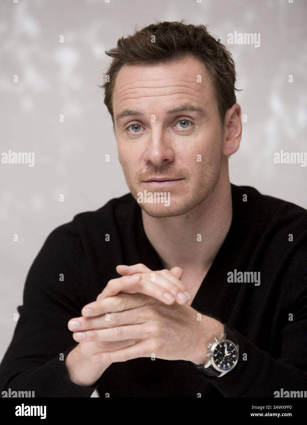 September 2013: MICHAEL FASSBENDER wirbt für „12 Years A Slave“ im Fairmont Royal York Hotel in Toronto, Ontario. Michael Fassbender (* 2. April 1977) ist ein deutscher Schauspieler. Sein Spielfilmdebüt war in dem Fantasy-Kriegsepos 300 (2007) als spartanischer Krieger; seine früheren Rollen beinhalteten verschiedene Bühnenproduktionen sowie Hauptrollen im Fernsehen wie in der HBO Miniserie Band of Brothers (2001) und dem Sky One Fantasy-Drama Hex (2004–2005). Er wurde erstmals für seine Rolle in Hunger (2008) bekannt, für die er einen British Independent Film Award gewann. Nachfolgende Rollen inklusive Stockfoto