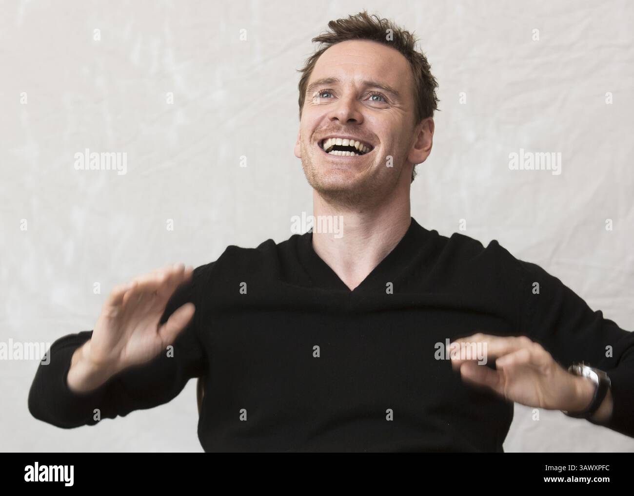 September 2013: MICHAEL FASSBENDER wirbt für „12 Years A Slave“ im Fairmont Royal York Hotel in Toronto, Ontario. Michael Fassbender (* 2. April 1977) ist ein deutscher Schauspieler. Sein Spielfilmdebüt war in dem Fantasy-Kriegsepos 300 (2007) als spartanischer Krieger; seine früheren Rollen beinhalteten verschiedene Bühnenproduktionen sowie Hauptrollen im Fernsehen wie in der HBO Miniserie Band of Brothers (2001) und dem Sky One Fantasy-Drama Hex (2004–2005). Er wurde erstmals für seine Rolle in Hunger (2008) bekannt, für die er einen British Independent Film Award gewann. Nachfolgende Rollen inklusive Stockfoto