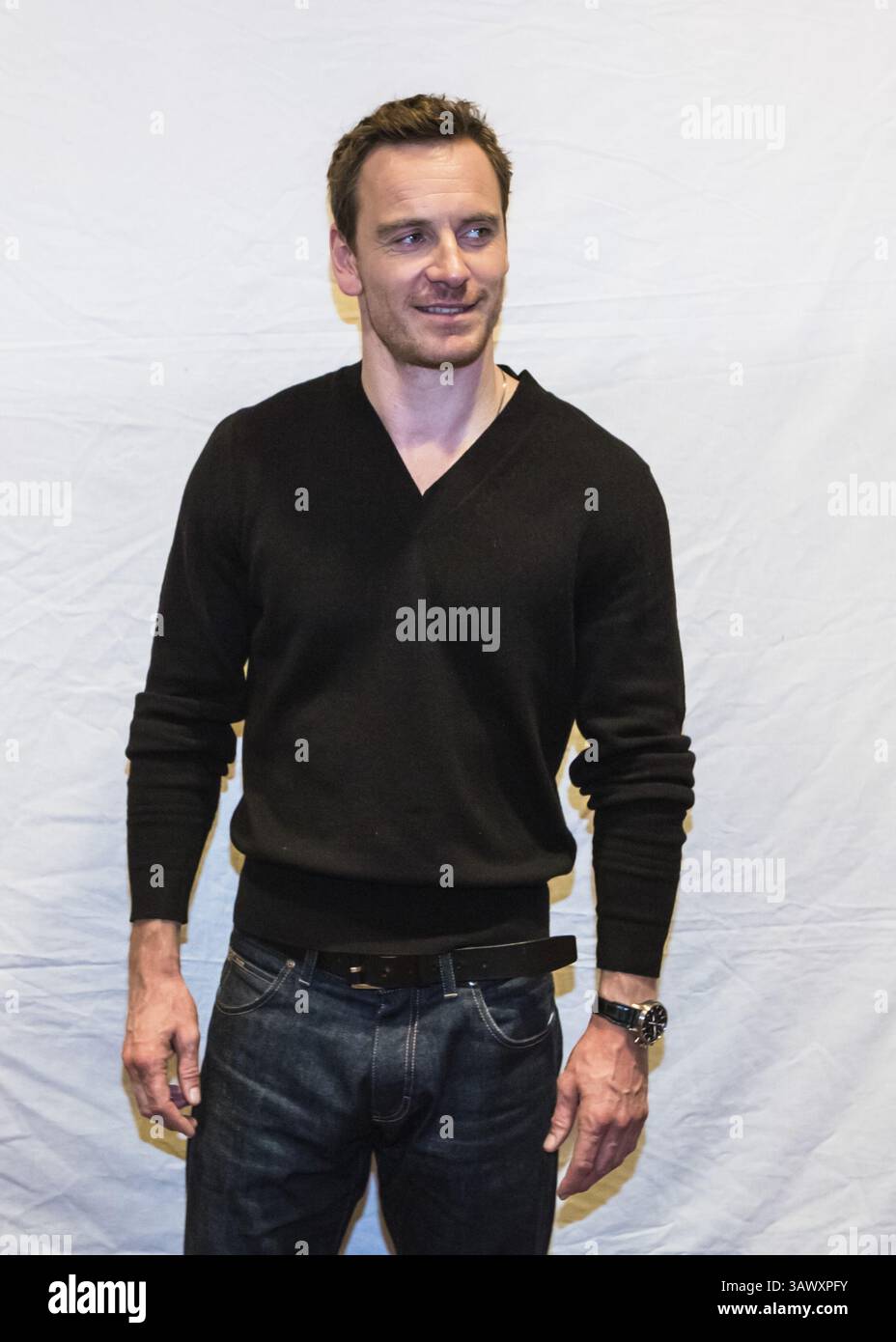 September 2013: MICHAEL FASSBENDER wirbt für „12 Years A Slave“ im Fairmont Royal York Hotel in Toronto, Ontario. Michael Fassbender (* 2. April 1977) ist ein deutscher Schauspieler. Sein Spielfilmdebüt war in dem Fantasy-Kriegsepos 300 (2007) als spartanischer Krieger; seine früheren Rollen beinhalteten verschiedene Bühnenproduktionen sowie Hauptrollen im Fernsehen wie in der HBO Miniserie Band of Brothers (2001) und dem Sky One Fantasy-Drama Hex (2004–2005). Er wurde erstmals für seine Rolle in Hunger (2008) bekannt, für die er einen British Independent Film Award gewann. Nachfolgende Rollen inklusive Stockfoto