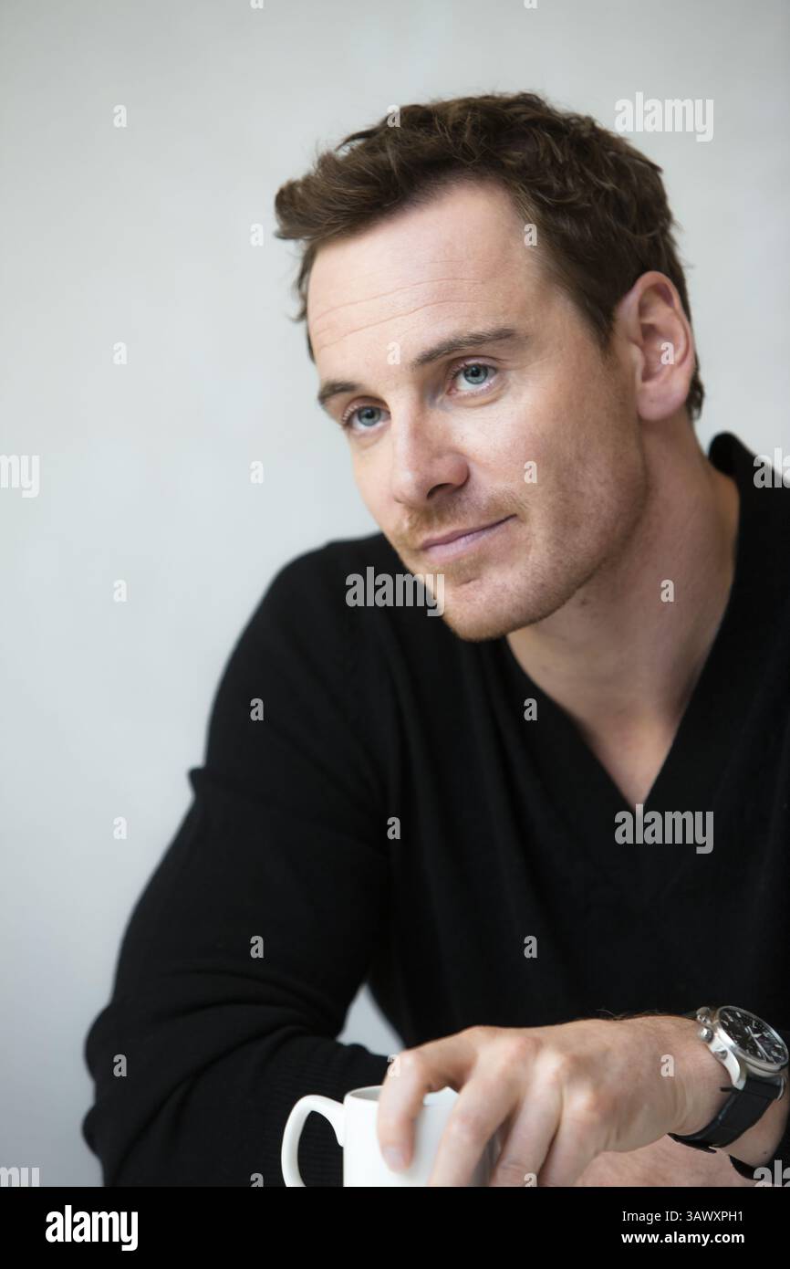 September 2013: MICHAEL FASSBENDER wirbt für „12 Years A Slave“ im Fairmont Royal York Hotel in Toronto, Ontario. Michael Fassbender (* 2. April 1977) ist ein deutscher Schauspieler. Sein Spielfilmdebüt war in dem Fantasy-Kriegsepos 300 (2007) als spartanischer Krieger; seine früheren Rollen beinhalteten verschiedene Bühnenproduktionen sowie Hauptrollen im Fernsehen wie in der HBO Miniserie Band of Brothers (2001) und dem Sky One Fantasy-Drama Hex (2004–2005). Er wurde erstmals für seine Rolle in Hunger (2008) bekannt, für die er einen British Independent Film Award gewann. Nachfolgende Rollen inklusive Stockfoto