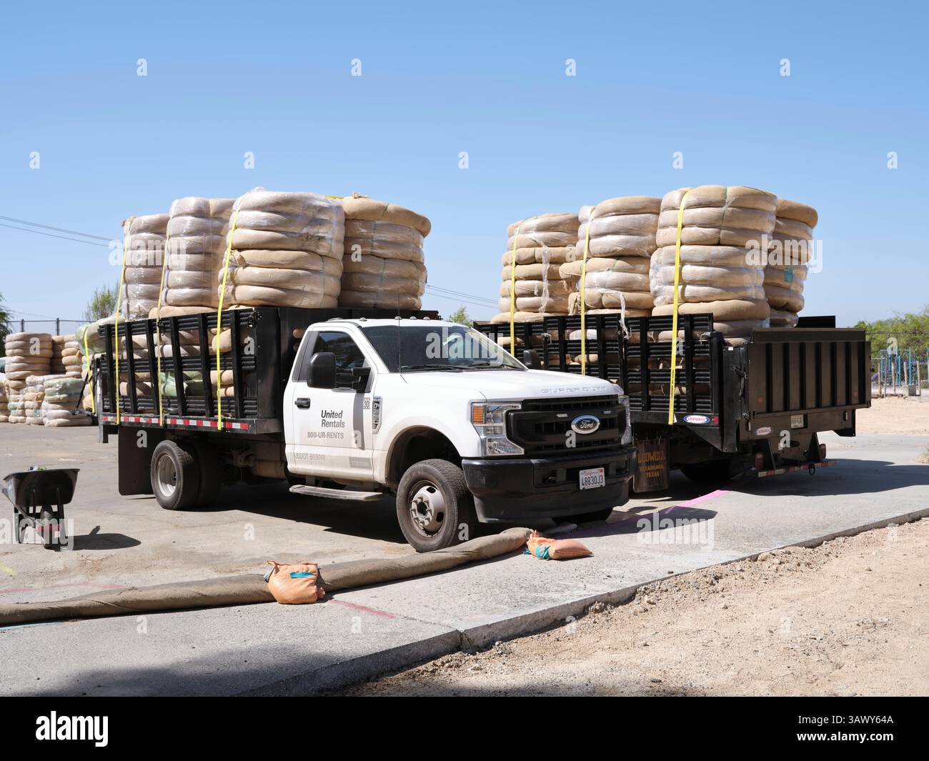 Altadena, Kalifornien, USA. April 2025. Während die Schule 2011 formell geschlossen wurde, wurden das Gelände der ehemaligen Loma Alta Elementary durch das Eaton-Feuer versenkt. Quelle: Injinash Unshin/ZUMA Press Wire/ZUMA Wire/Alamy Live News Stockfoto