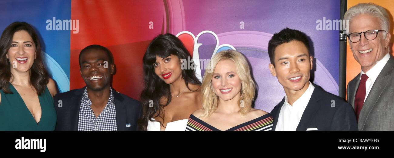 August 2016 - Beverly Hills, CA, USA - LOS ANGELES - 2. August: D'Arcy Carden, William Jackson Harper, Jameela Jamil, Kristen Bell, Manny Jacinto, Ted Danson auf der NBCUniversal TCA Summer 2016 Press Tour im Beverly Hilton Hotel am 2. August 2016 in Beverly Hills, CA (Kreditbild: © Kathy Hutchins/Newscom via ZUMA Press) Stockfoto