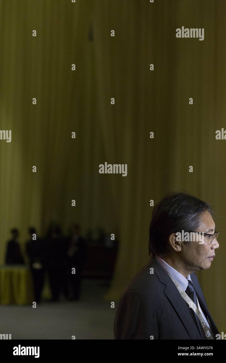 3. August 2016 – Jakarta, Jakarta, Indonesien – WIEF 2016 Teilnehmer tauschten Visitenkarten aus, um Beziehungen aufzubauen und neue Geschäftsmöglichkeiten zwischen islamischen Ländern zu eröffnen. Das World Islamic Economic Forum, das vom 02-04. August 2016 im Jakarta International Convention Center stattfand, bietet Teilnehmern aus Ländern in Europa, dem Nahen Osten und Asien neue Geschäftsmöglichkeiten für ein islamisches Wirtschaftssystem und geeignete Sariah. (Bild: © Donal Husni via ZUMA Wire) Stockfoto